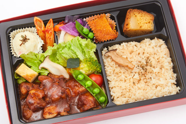 チキンのデミグラスソース煮込みとポルチーニ茸の炊き込みご飯弁当
