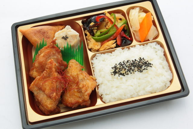 中華一品盛り合わせ弁当~鶏の唐揚げと木耳玉子炒め~