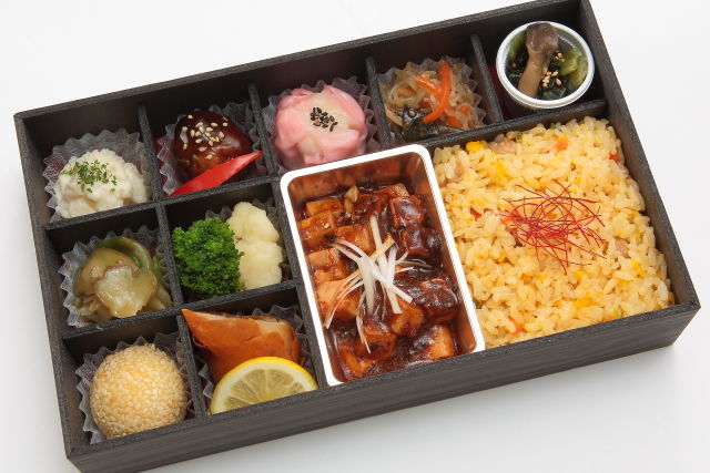 9種の中華惣菜と麻婆豆腐の中華弁当