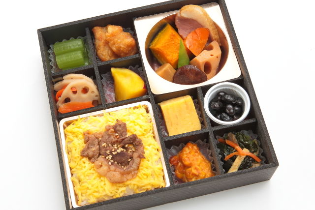 喜なりの彩り牛めし ~八種の和菜と炊き合わせ~