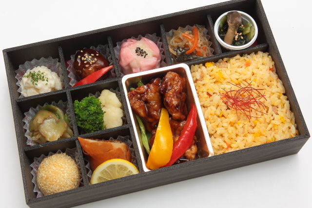 9種の中華惣菜と鶏肉黒酢あんかけの中華弁当