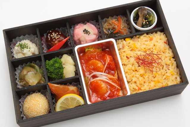 9種の中華惣菜とエビチリの中華弁当