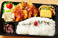 バラエティ豊富な折箱弁当 旬菜 夢見草-白身魚のチリソース炒め弁当