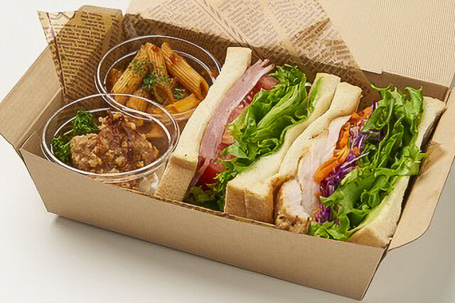 BLT×スパイスチキンのMIXパワフルサンド