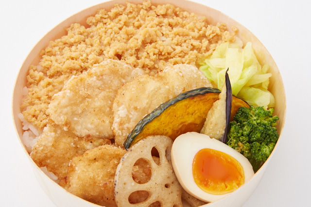 阿波すだち鶏~旨辛塩麹唐揚げと特製そぼろ~