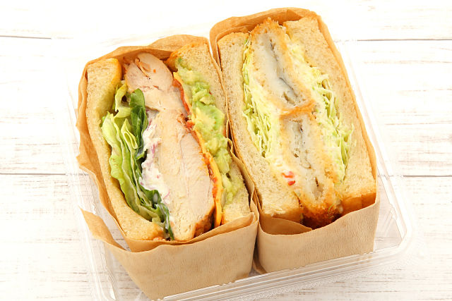チキンとトマト煮込み&アボカドディップサンド×たっぷりタルタルのフィッシュサンド