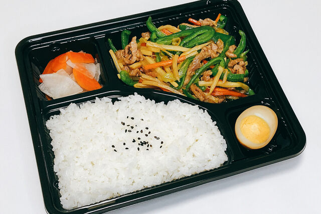 細切り豚肉とシャキシャキピーマンの青椒肉絲弁当
