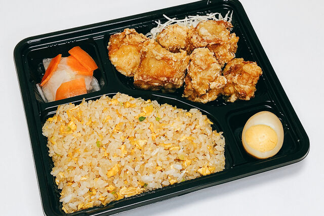 台葉特製唐揚げと炒飯の満腹弁当