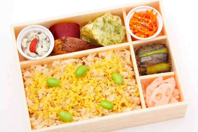 【おくどさん】鮭の西京焼とそぼろ御飯