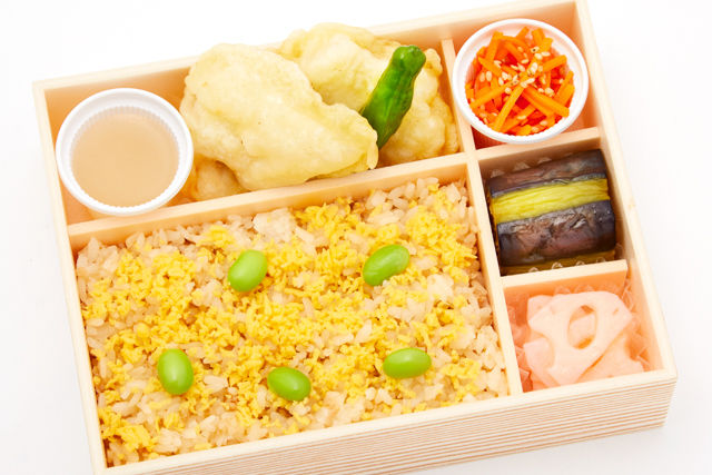 【おくどさん】カレイの天ぷら特製出汁あん添えとそぼろ御飯