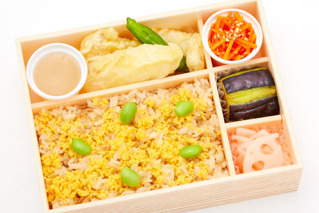【おくどさん】鶏の天ぷら特製出汁あん添えとそぼろ御飯