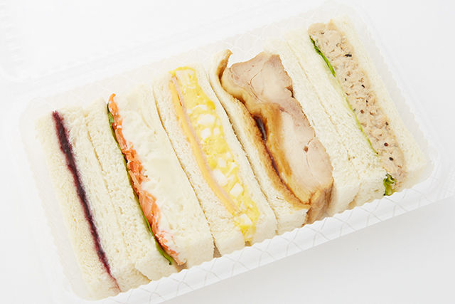 主役は大ぶりチキン 5種の贅沢バラエティーサンド