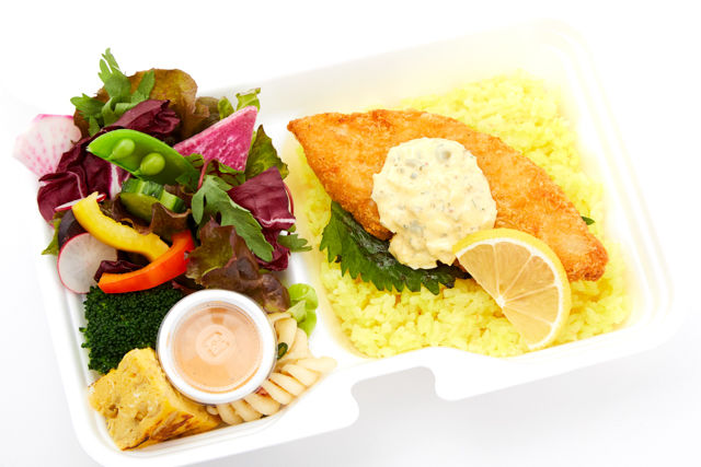 10種の彩り野菜&特製タルタルソースの白身フライ弁当