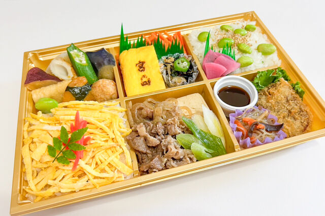 【熨斗対応可】すき焼きと五目寿司ご飯の行楽彩り幕の内弁当