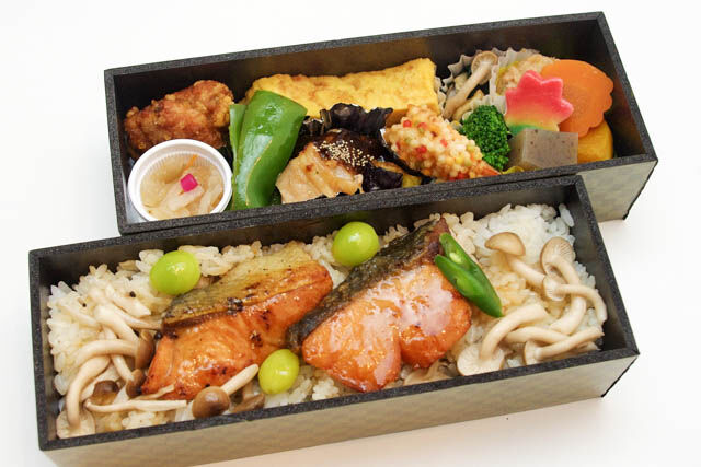 【期間限定 秋の懐石】秋鮭と茸のバター醤油御飯 弐段弁当