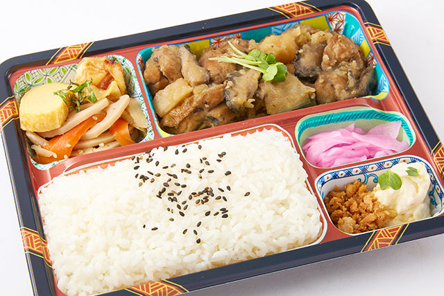 特製スパイスを使った中華風鶏ときのこの煮込み弁当