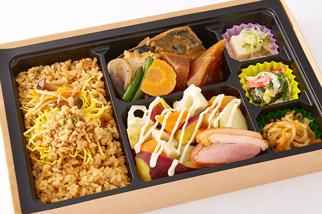 根菜マリネサラダ付・鯖の味噌煮と鶏そぼろご飯