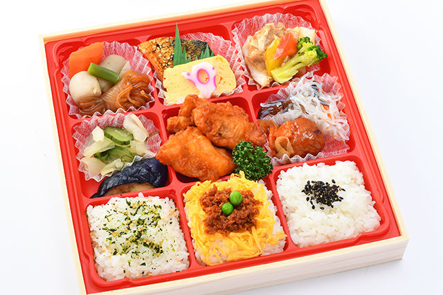 鶏の唐揚げとそぼろご飯の彩り9枡弁当