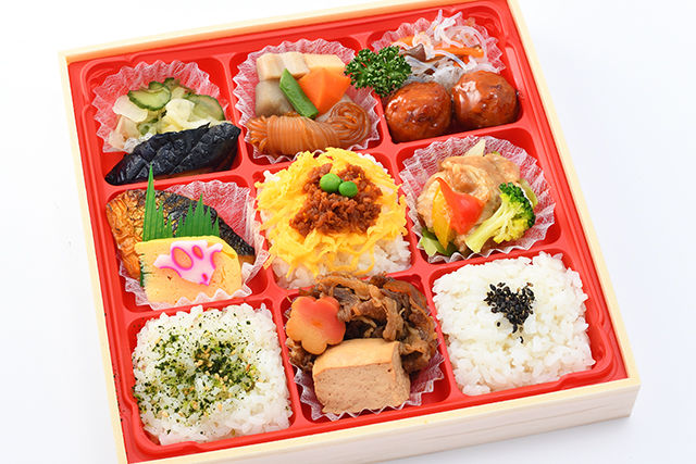 牛すき焼きとそぼろご飯の彩り9枡弁当