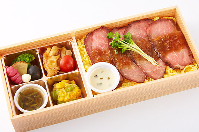こだわり牛ももの低温ローストビーフと秋田彩りおかず満載肉弁当 特製シャリアピンソース
