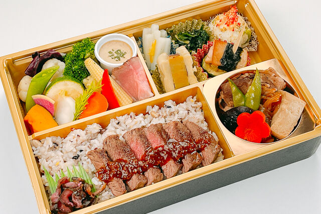 USアンガス牛ステーキ&和牛すき焼き 10種温野菜弁当
