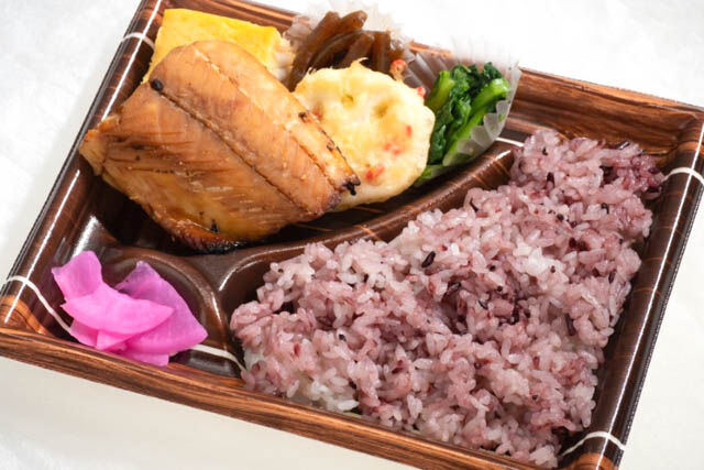 さっぱりとした風味の照り焼き、さわらの幽庵焼き弁当