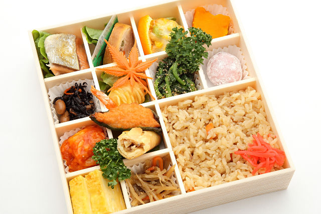 炊き込みご飯と彩りおばんざい御膳