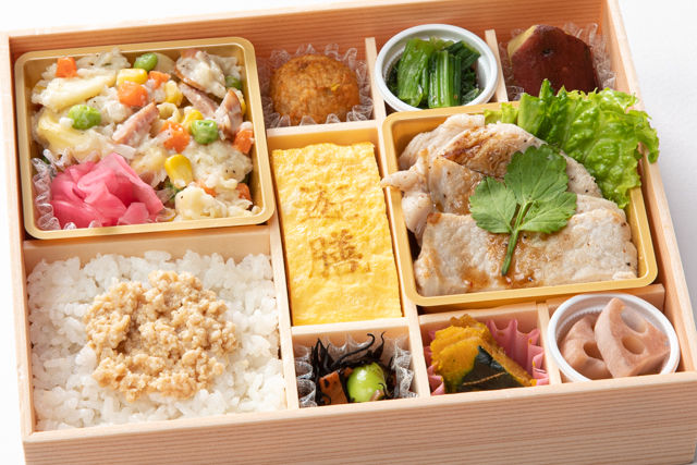 ポークステーキの彩り御膳(鶏そぼろご飯)