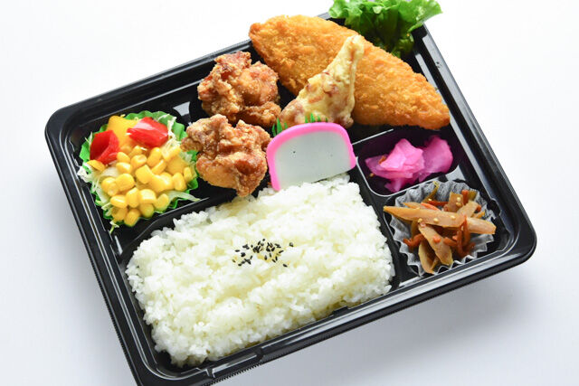 サラダが付いてる白身フライざんぎ 2個弁当