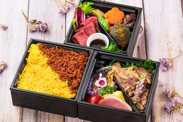 肉そぼろ重と和牛すき焼きの三段弁当