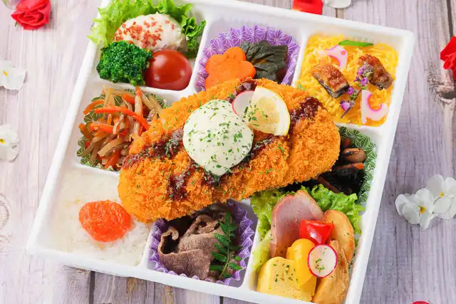 蒲公英（たんぽぽ）～特製ソース＆タルタルソースのチキンカツと和牛すき焼きの九升弁当～