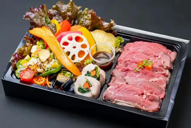 希少部位のランプ肉を低温調理でしっとり仕上げたローストビーフ弁当