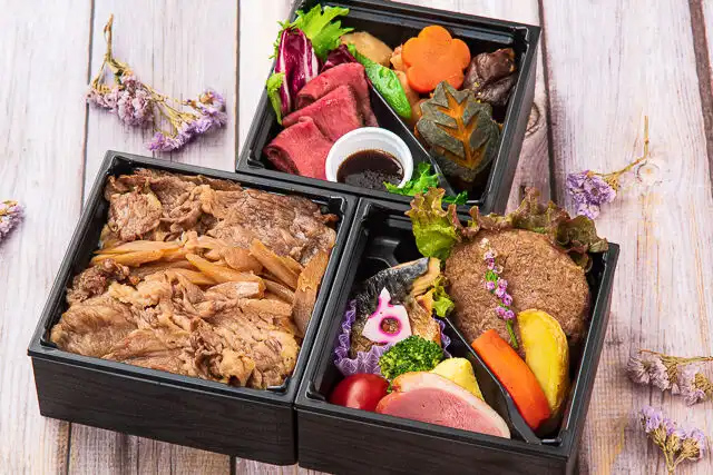 和牛すき焼き重と和牛ハンバーグの三段弁当