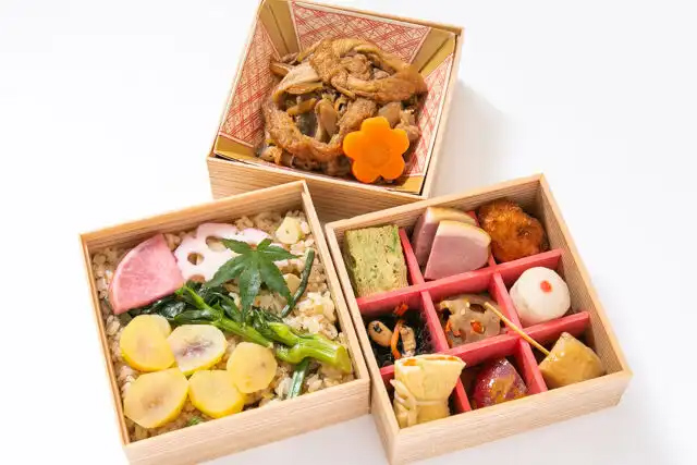 【熨斗対応可】【秋限定】秋の味覚ご飯（栗）と彩り9升の三段弁当