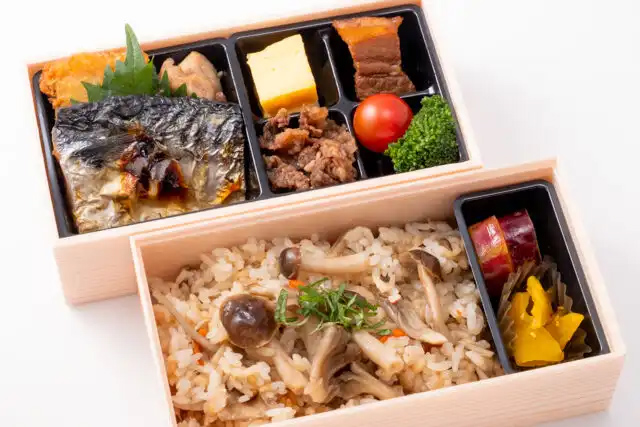 きのこご飯～焼き鯖と3種の肉お菜の2段重～