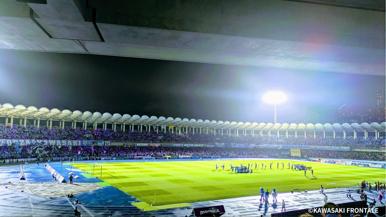 サッカースタジアムが紫に染まる！川崎フロンターレ「ワルナイトカーニバル」でごちクルが特別メニューを提供