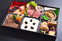 小手指しみず-法事法要『紬（つむぎ）』あわび酒蒸しと牛ステーキ6マス弁当／特選スタイル