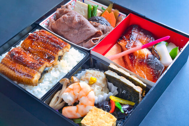 小手指しみず-うなぎ、牛すき焼き、メロ西京味噌漬け焼き、松花堂弁当『結（むすび）』／特選スタイル