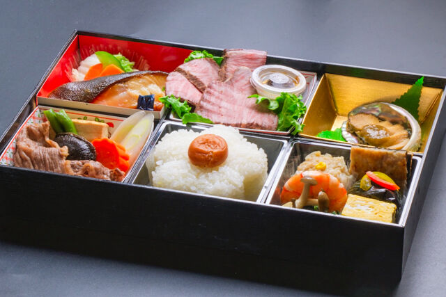 小手指しみず-白米「紬（つむぎ）」あわび酒蒸しと牛ステーキ6マス弁当／特選スタイル
