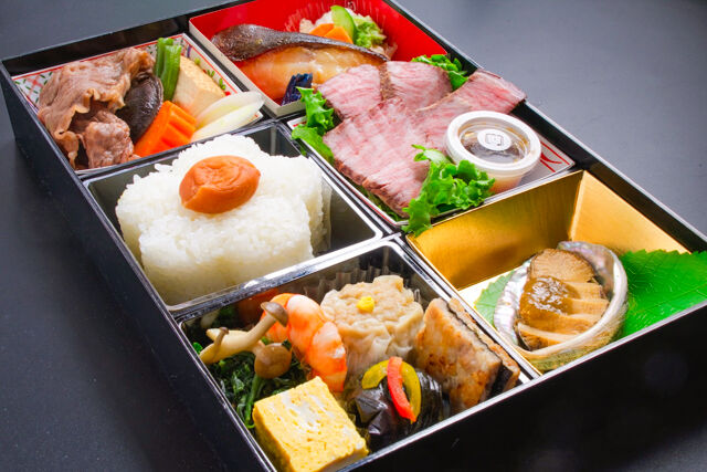 小手指しみず-白米「紬（つむぎ）」あわび酒蒸しと牛ステーキ6マス弁当／特選スタイル