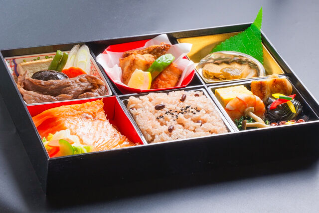 小手指しみず-赤飯『福々（ふくふく）』ふぐとアワビの6マス仕出し弁当