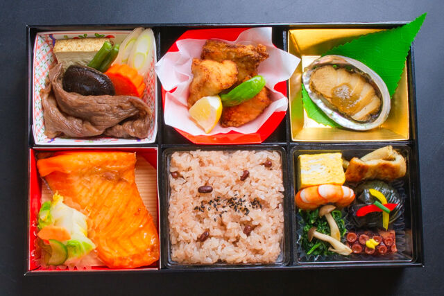 小手指しみず-赤飯『福々（ふくふく）』ふぐとアワビの6マス仕出し弁当
