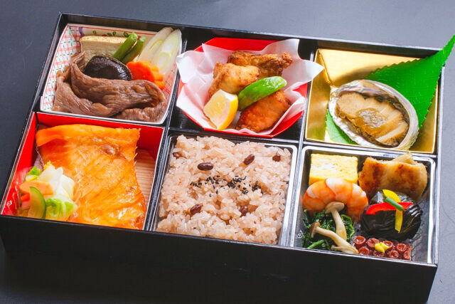 赤飯『福々（ふくふく）』ふぐとアワビの6マス仕出し弁当