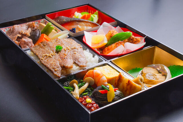 小手指しみず-牛焼肉『福々（ふくふく）』ふぐとアワビの6マス仕出し弁当