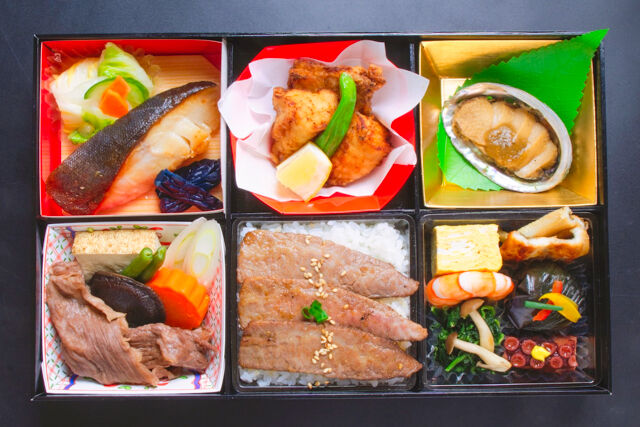 小手指しみず-牛焼肉『福々（ふくふく）』ふぐとアワビの6マス仕出し弁当