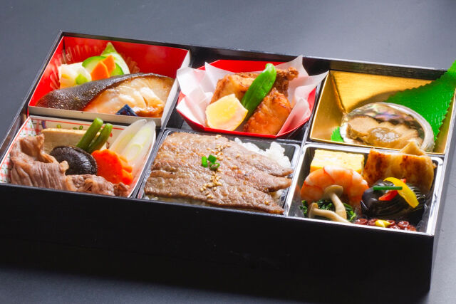 小手指しみず-牛焼肉『福々（ふくふく）』ふぐとアワビの6マス仕出し弁当