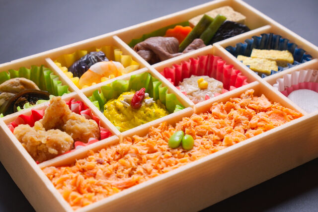 小手指しみず-牛すき焼きと鮭ほぐしご飯カラフル弁当