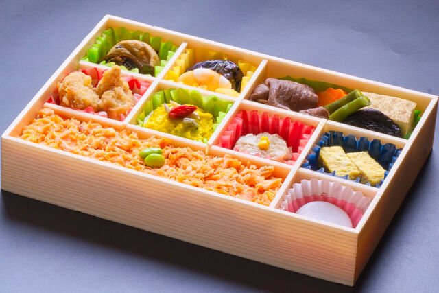 小手指しみず-牛すき焼きと鮭ほぐしご飯カラフル弁当