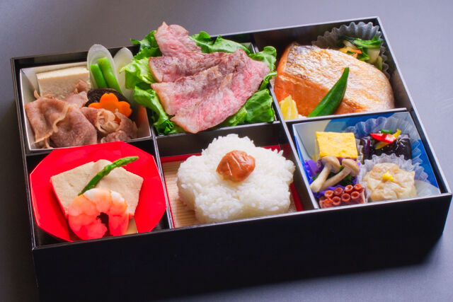 小手指しみず-白飯「奏（かなで）」すき焼き、ステーキ、鮭、高野豆腐6マス弁当