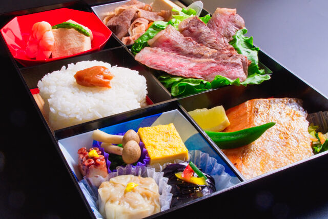 小手指しみず-白飯「奏（かなで）」すき焼き、ステーキ、鮭、高野豆腐6マス弁当